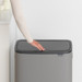 Brabantia Bo Touch Bin 2 x 30 Liter Mineral Concrete Grey produkt in gebrauch