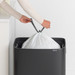 Brabantia Bo Touch Bin 60 Liter Matt Black produkt in gebrauch