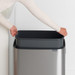 Brabantia Bo Touch Bin 60 Liter Edelstahl fingerabdruckbeständig + Müllbeutel (120 Stück) produkt in gebrauch