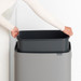 Brabantia Bo Touch Bin 60 Liter Mineral Concrete Grey + Müllsäcke (120 Stück) produkt in gebrauch