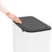 Brabantia Bo Touch Bin Mülleimer 11 + 23 Liter White + Müllsäcke (320 Stück) produkt in gebrauch