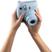 Fujifilm Instax Mini 12 Pastel Blue produkt in gebrauch