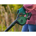 Bosch Universal LeafBlower 18V-130 + Starterset 2x 18V-Akku (2,5 Ah) produkt in gebrauch