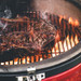 Kamado Joe Classic II + Abdeckung + Pizzastein produkt in gebrauch