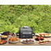 Ninja Woodfire Outdoor Grill OG701EU + Ninja Woodfire Ständer produkt in gebrauch