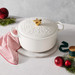 Le Creuset Signature Bräter 24 cm Weihnachten Cotton produkt in gebrauch