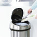 Brabantia Touch Bin 60 Liter Matt Steel produkt in gebrauch