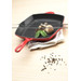 Le Creuset Skillet Quadratische Grillpfanne 26 cm Kirschrot produkt in gebrauch