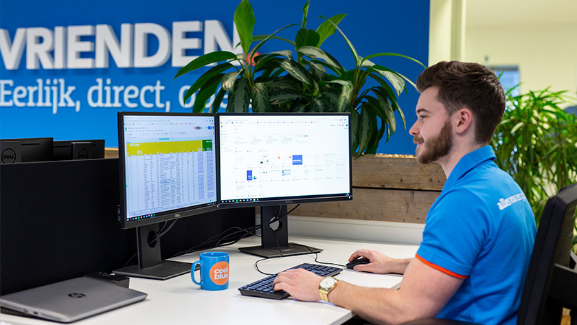 Expert uses 2 screen to work effectively