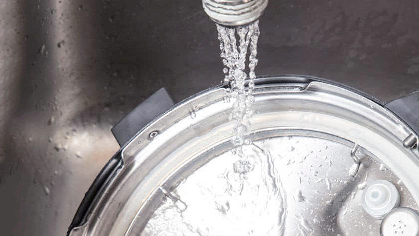 Schnellkochtopf unter Wasserhahn