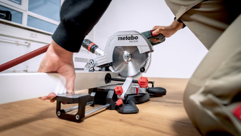 Sawing through a beam with the Metabo KGS 216 M radial arm saw