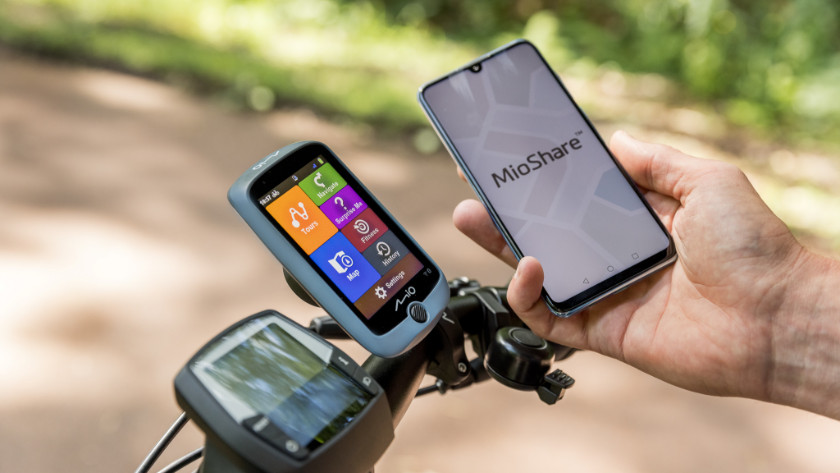 Fahrradnavigation und Smartphone mit Mio Share App