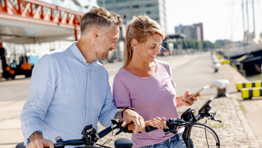 Mann und Frau auf einem Fahrrad mit Fahrradnavigation