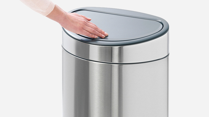 Soft-touch trash can