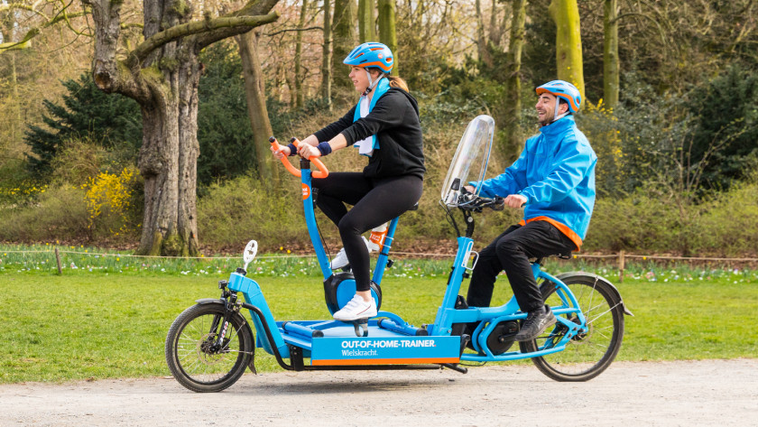 Vitale Mitarbeitende auf dem Heimtrainer