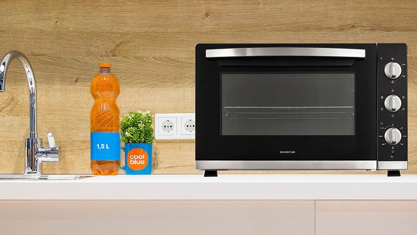 Freistehender Backofen auf Küchenarbeitsplatte