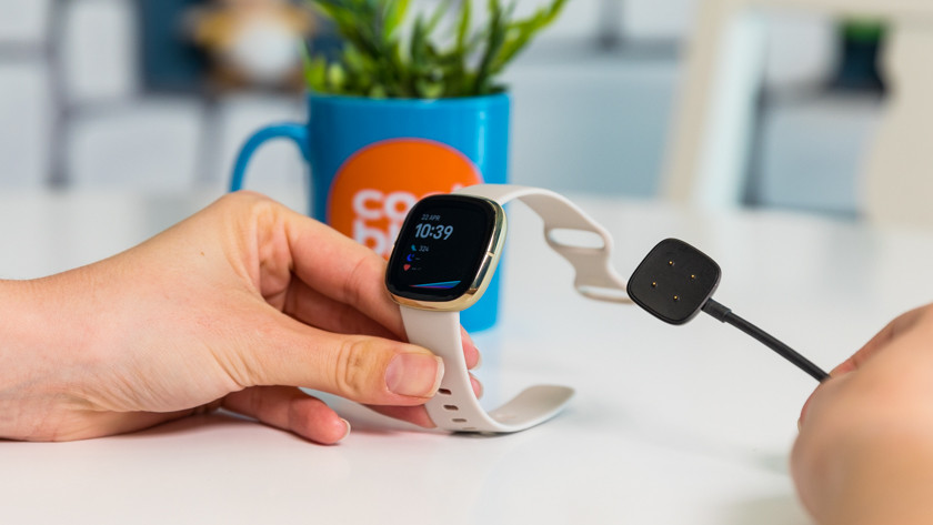 Fitbit Sense mit Ladekabel