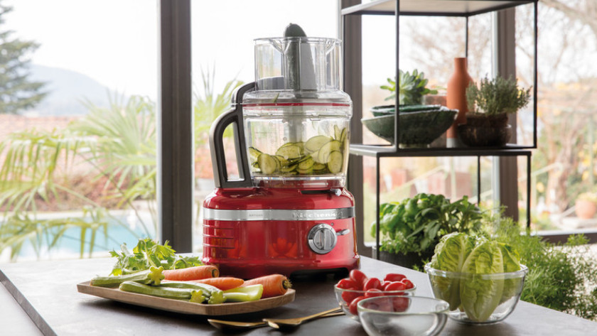 Food processor with vegetables