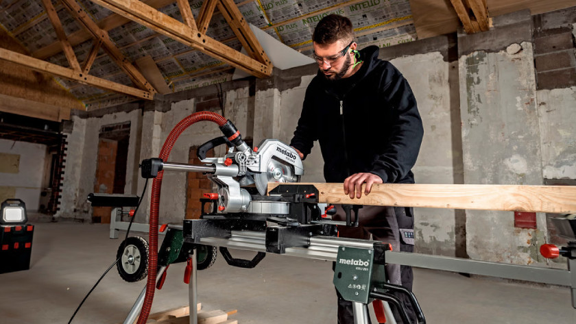 Sawing through a beam with the Metabo KGS 254 M radial arm saw