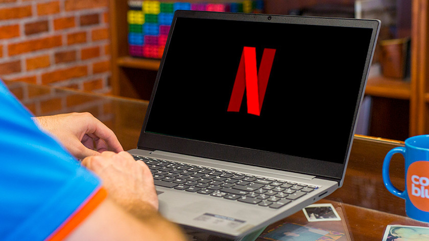 Experte sieht sich Netflix über Laptop an