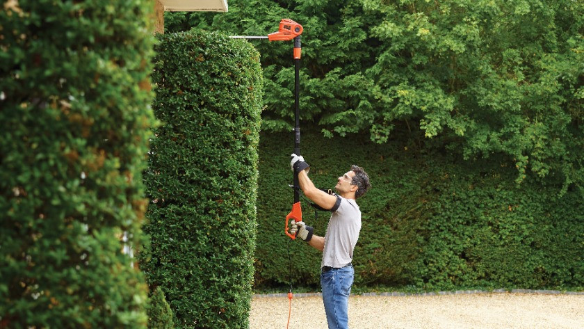 Telescopic hedge trimmers