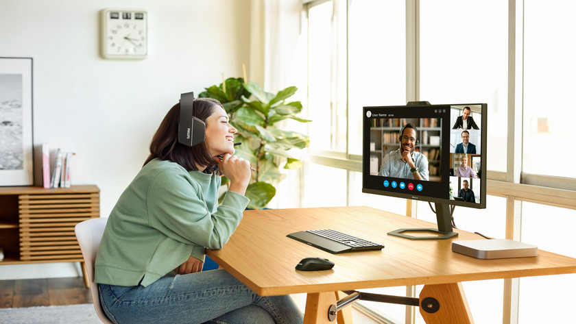 Frau telefoniert zu Hause per Video 