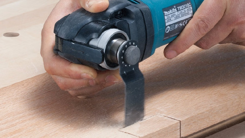 Sawing cutouts oscillating multi-tool