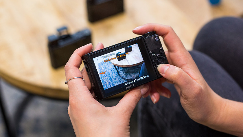 Compare the Sony CyberShot DSC-RX100 IV with the DSC-RX100 VA and the ...