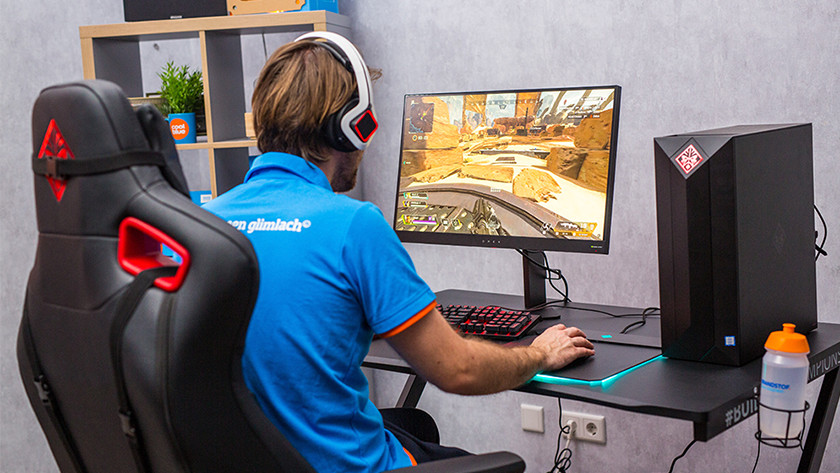 Expert is gaming on a 4K AOC gaming monitor