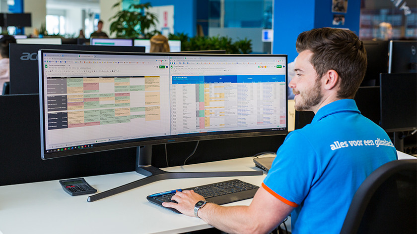 Experte bei der Arbeit mit einem Samsung Ultrawide-Monitor