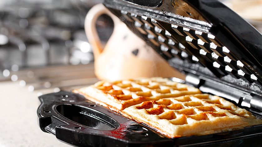 Waffeleisen mit Waffeln