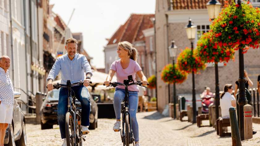 Mann und Frau radeln mit Fahrradnavigation durch die Stadt