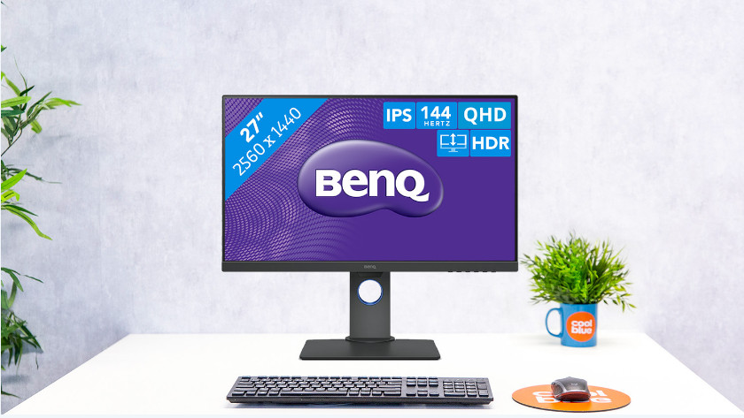 BenQ 27-Zoll-Monitor auf einem Schreibtisch