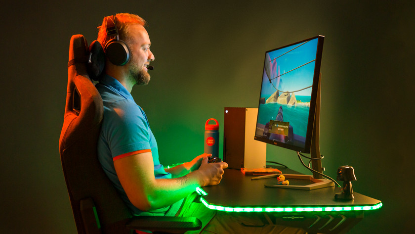 Begeisterter Gamer mit einem Surround-Sound-Gaming-Headset