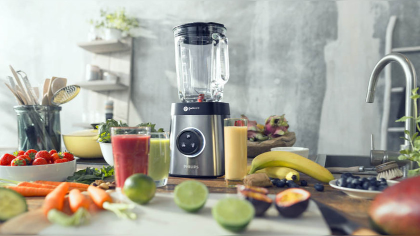 Standmixer mit Obst und Smoothies