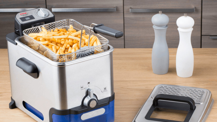 Klassische Fritteuse mit Pommes frites