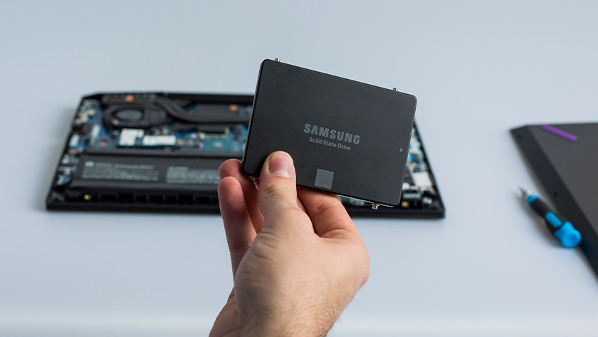 Experte hält eine 2,5-Zoll-SSD hoch