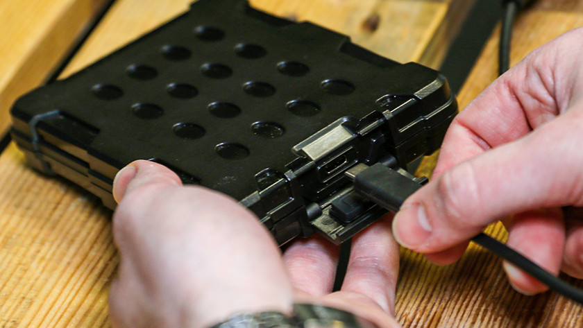 Experte schließt eine SSD über ein USB-C-Kabel an