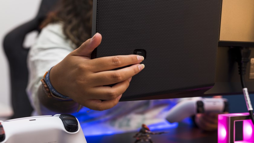 Expert adjusts monitor