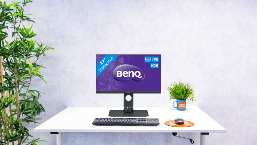 BenQ SW270C auf einem Schreibtisch