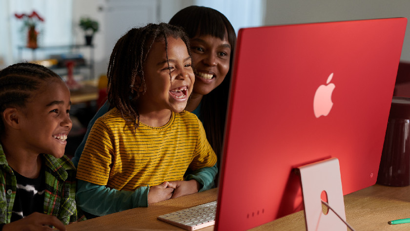 Family uses the iMac with M3 chip