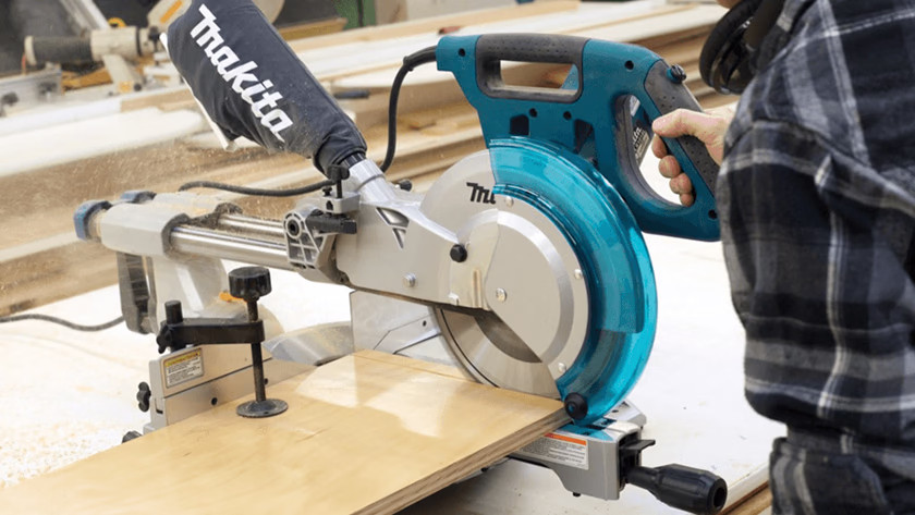 The Makita LS1018LN has a laser guide