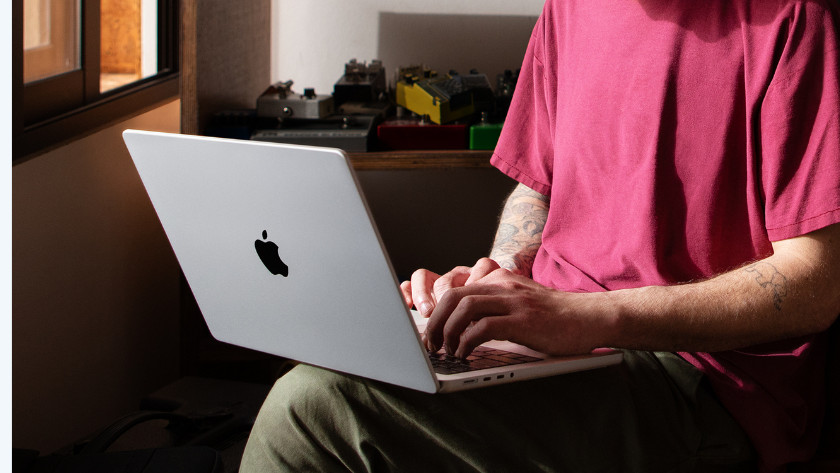 Apple MacBook auf dem Schoß