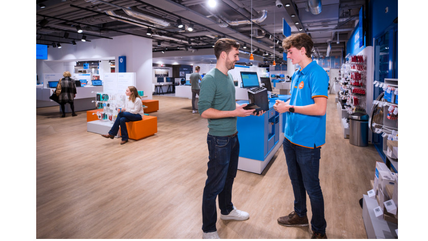 Der Experte berät einen Kunden bei der Auswahl eines NAS in einem Store
