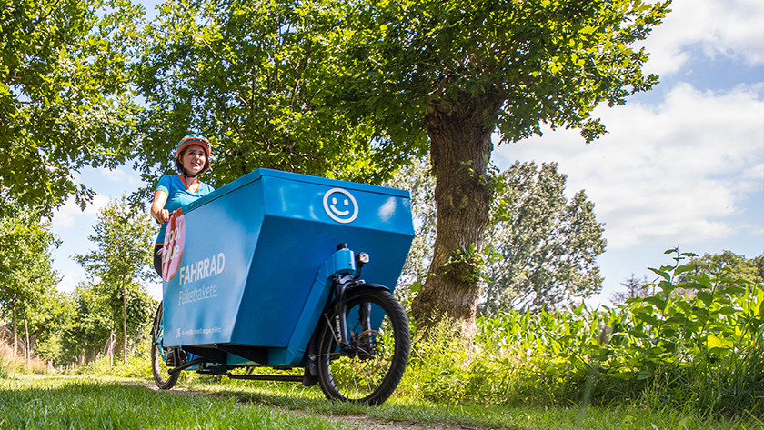 Coolblue delivery bike in the countryside