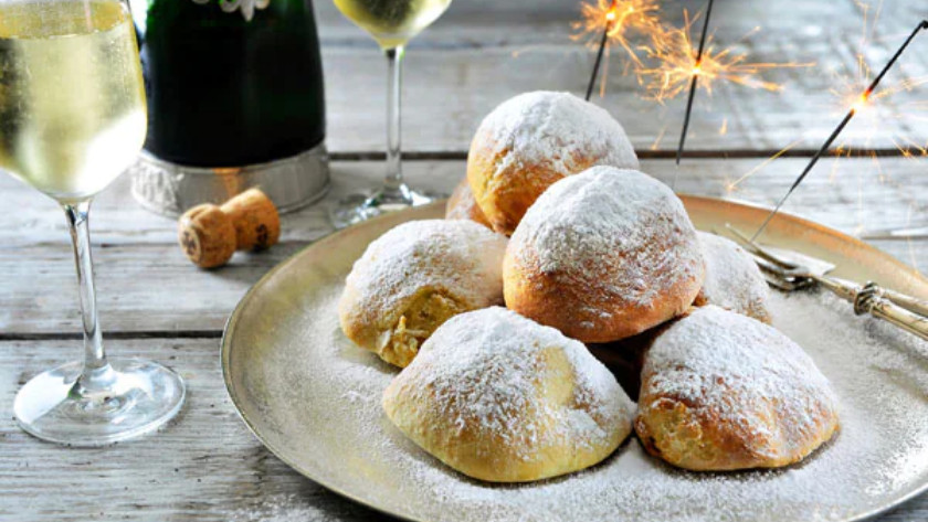 Oliebollen on plate with champagne
