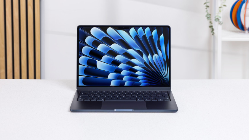 Drei MacBooks nebeneinander.