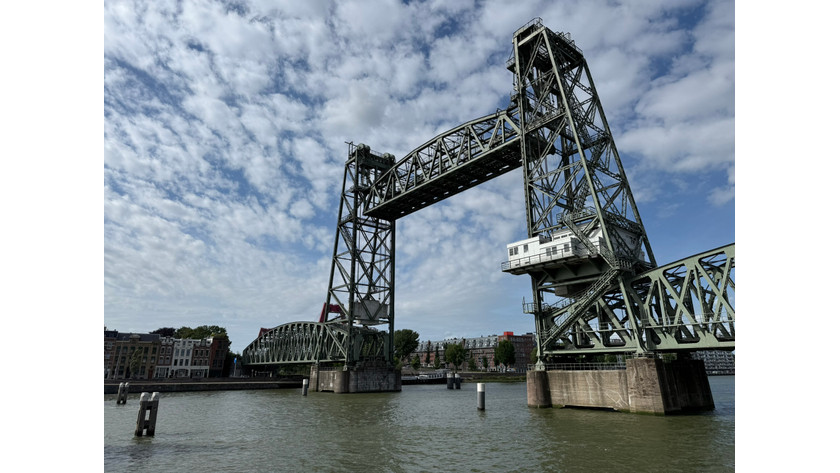 iPhone 16 Foto Hubbrücke