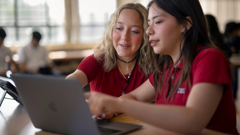 Auszubildende nutzen das MacBook Air