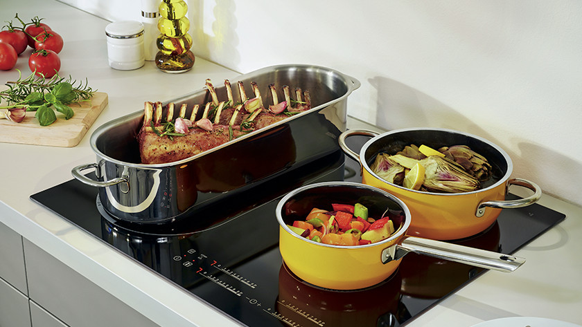 Induktionskochfeld mit Pfannen